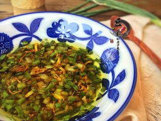 10、葱姜油,如果你炸的过久那么最后你的葱油将会黑糊掉，把葱分三个部分去炸才能更好的提出它的气味来。