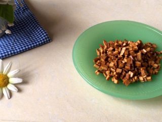 4、响春卷,豆干切碎丁