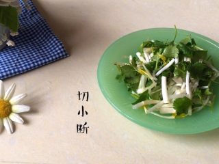 5、响春卷,水芹、香菜切小段