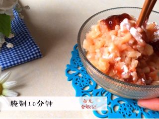 8、响春卷,搅匀腌制10分钟