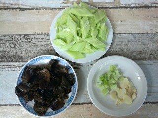 2、黄瓜炒鸡蛋,黄瓜切成菱形片，木耳撕成小块，葱切碎，蒜切小片。