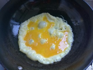 5、黄瓜炒鸡蛋,倒入锅内。