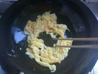 6、黄瓜炒鸡蛋,翻炒至熟，盛出。