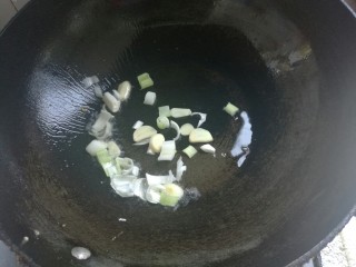 7、黄瓜炒鸡蛋,另起锅，放少量油，下入葱蒜煸炒出香味。