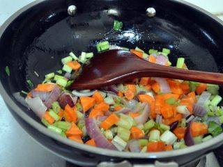 8、罗宋汤, 快速翻炒。