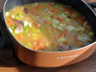 13、罗宋汤, 加入适量的水。