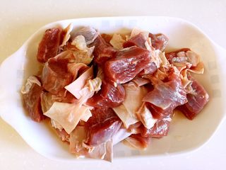 2、牛腩炖土豆,切块。