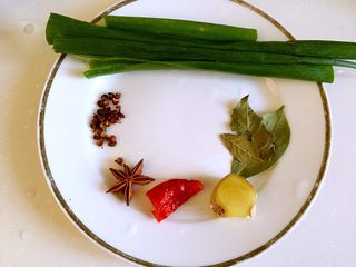 4、牛腩炖土豆,准备调料。