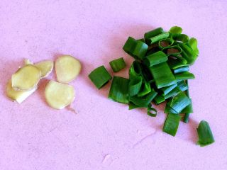 5、牛腩炖土豆,葱叶切段，生姜切片。