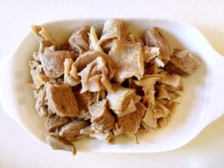 6、牛腩炖土豆,牛腩捞出洗净沥干水分。