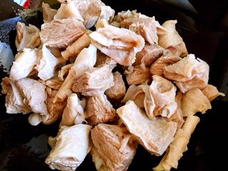 7、牛腩炖土豆,锅内放油烧至五成热，放入牛腩块翻炒。