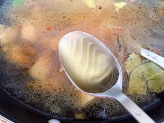 12、牛腩炖土豆,四大碗清水，放入料酒。