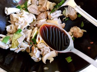 10、牛腩炖土豆,放入酱油。