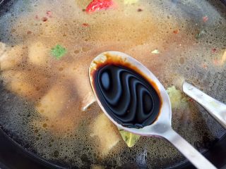 13、牛腩炖土豆,放入老抽。