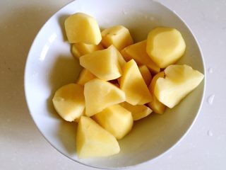 15、牛腩炖土豆,土豆去皮切块。