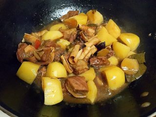 17、牛腩炖土豆,熄火出锅。