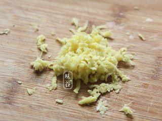 2、赛螃蟹~用鸡蛋做出海鲜味,姜剁成蓉；