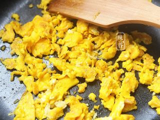 11、赛螃蟹~用鸡蛋做出海鲜味,炒出香味后起锅装起来；