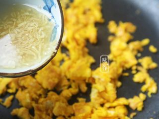 10、赛螃蟹~用鸡蛋做出海鲜味,把调好的姜蓉水倒一半入锅内翻炒；