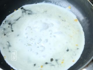 12、赛螃蟹~用鸡蛋做出海鲜味,然后把蛋清倒入锅内；