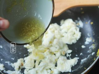 13、赛螃蟹~用鸡蛋做出海鲜味,用筷子划散后把剩下的姜蓉水倒下翻炒；