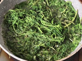 2、时令菜谱-网红艾草青团,锅里加水烧开，加入一勺盐，放入洗干净的艾草焯水，然后把水倒掉。