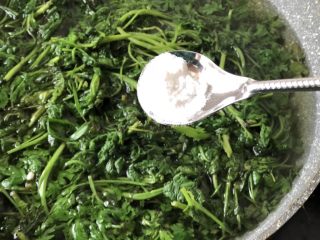 3、时令菜谱-网红艾草青团,重新加没过艾草的水，加半勺食用碱，煮到艾草软烂。