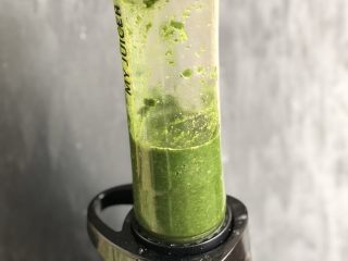 4、时令菜谱-网红艾草青团,取出艾草，连同汁水一起放入料理机，搅拌成艾草糊。