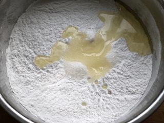 5、时令菜谱-网红艾草青团,糯米粉和粘米粉混合，加3大勺蜂蜜和玉米油。