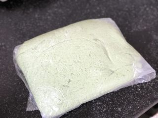 7、时令菜谱-网红艾草青团,揉成面团，面团很容易干，装入保鲜袋中备用。