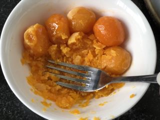 8、时令菜谱-网红艾草青团,新鲜咸鸭蛋磕出蛋黄，上锅蒸熟，用叉子压碎。