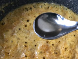 10、时令菜谱-网红艾草青团,蛋黄炒至起泡，加一勺料酒进去，去腥。