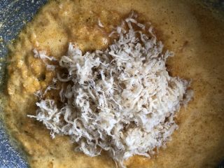 11、时令菜谱-网红艾草青团,关火，加入一点蜂蜜，和猪肉松翻炒均匀。