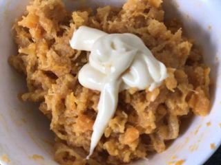 12、时令菜谱-网红艾草青团,出锅后加入蛋黄酱。