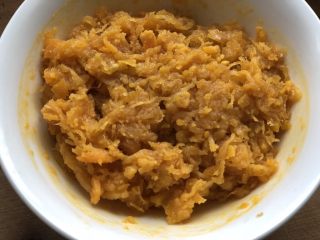 13、时令菜谱-网红艾草青团,拌匀。