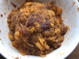 14、时令菜谱-网红艾草青团,在加一点红豆馅，增加口感层次。