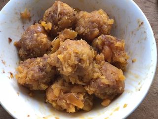 15、时令菜谱-网红艾草青团,分成25g一份，团成小球。咸蛋黄肉松馅就做好了。