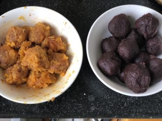 16、时令菜谱-网红艾草青团,红豆馅也团成25g一个的小球。