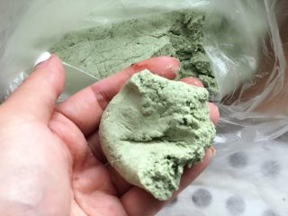 17、时令菜谱-网红艾草青团,取25g的面团。