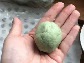 18、时令菜谱-网红艾草青团,将面团揉成圆球。