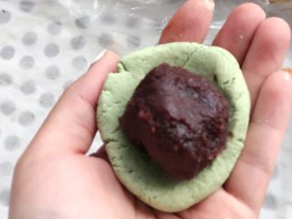 19、时令菜谱-网红艾草青团,再压扁，用大拇指在中间按出一个窝，放入馅料。