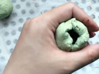 20、时令菜谱-网红艾草青团,用虎口往上推，慢慢的收口。