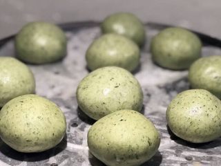21、时令菜谱-网红艾草青团,蒸屉上提起垫好油纸，或者刷一层油防粘。把包好的青团均匀码放在笼屉上，每个之间间隔一定的距离。