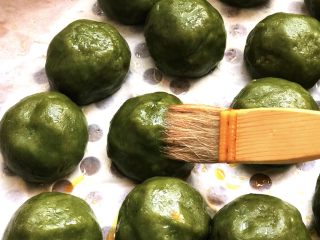 23、时令菜谱-网红艾草青团,蒸好的青团趁热刷一层玉米油。