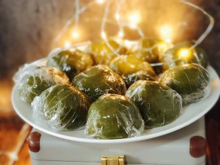 24、时令菜谱-网红艾草青团,凉透后，用保鲜膜包起来。