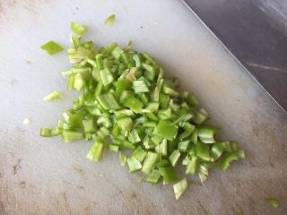 6、意式肉酱烤茄子,同样的青辣椒洗净后切细小(怕太辣的可把里面的籽去掉)