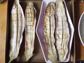 8、意式肉酱烤茄子,这时可提前190度预热烤箱,蒸好的茄子先放入烤盘中