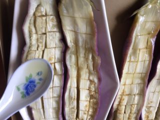 9、意式肉酱烤茄子,在茄子上均匀的浇上食用油