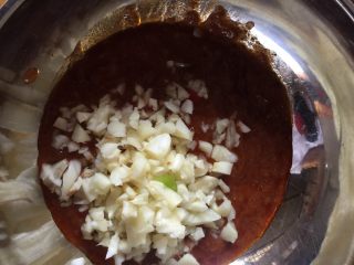 11、意式肉酱烤茄子,加入切好的蒜蓉