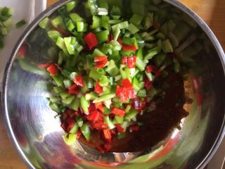 12、意式肉酱烤茄子,加入切好的红辣椒、青辣椒和葱花